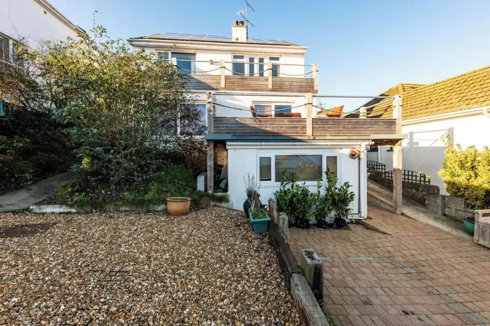 1 Bed Flat - Sleeps 2 - Pets - Balcony - Parking