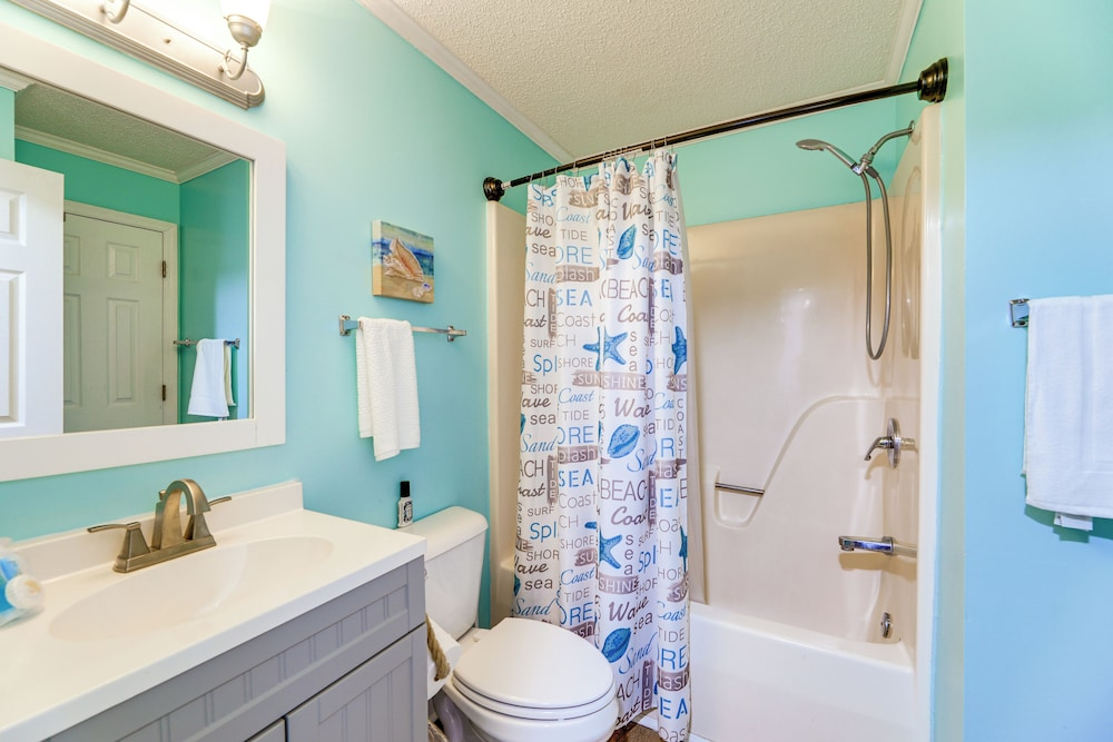 Emerald Isle Resort-style Condo: Walk to Beaches!