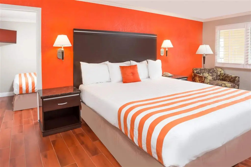 Howard Johnson by Wyndham Orange Hotel & Suites