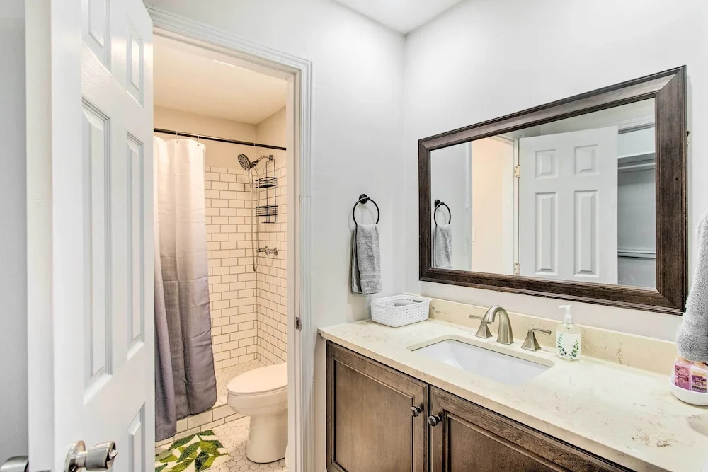 Bright Hinesville Home, 43 Mi to Savannah