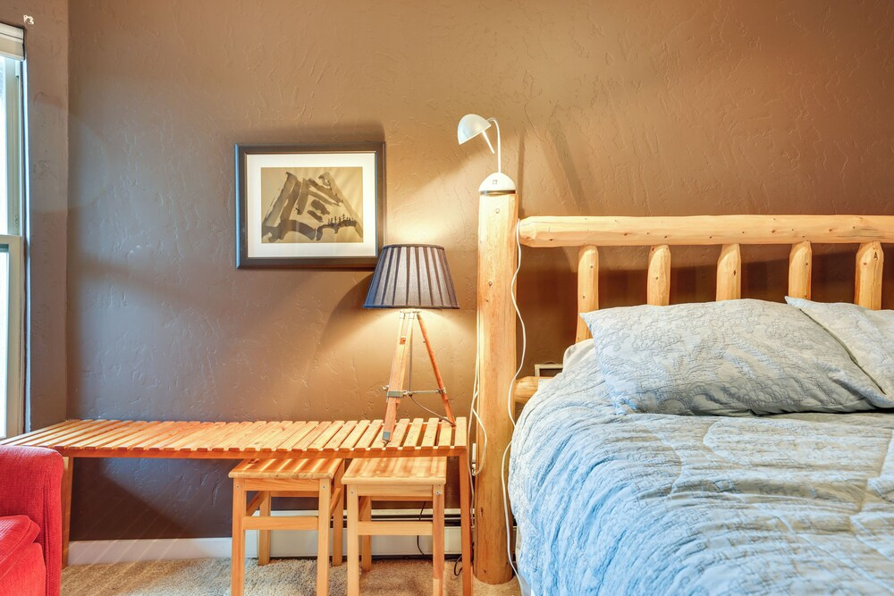 Silverthorne Condo w/ Lake Views: 10 Mi to Skiing!