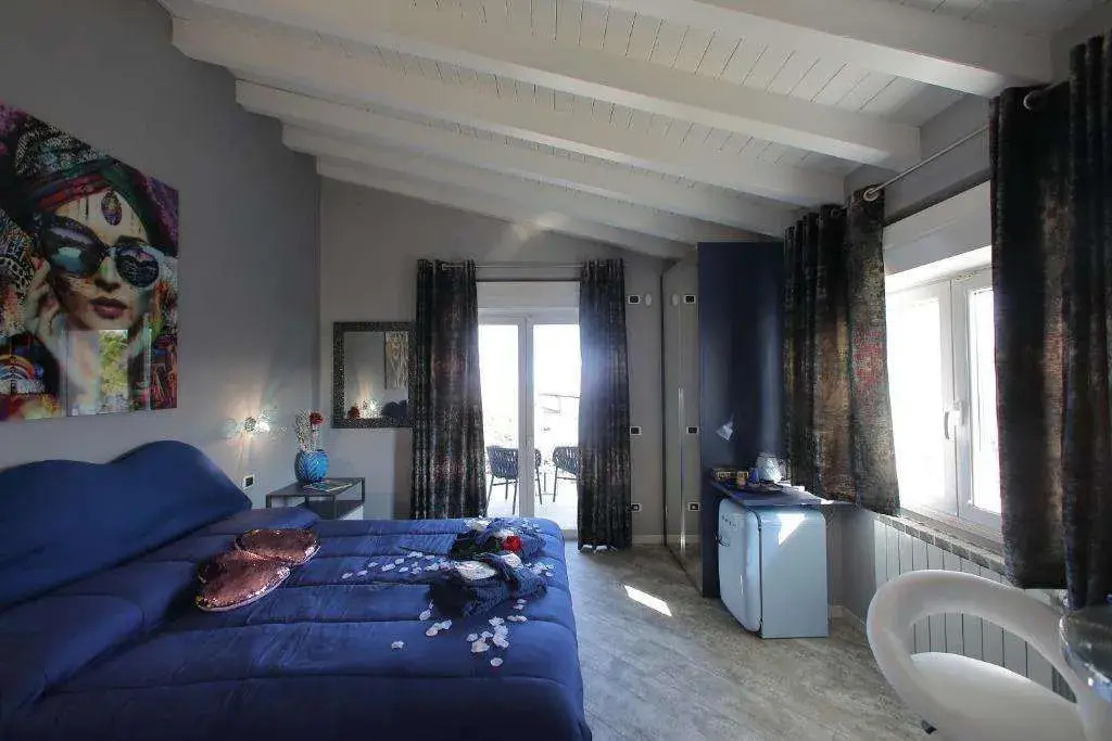 B&B Bellavista Exclusive in zona centrale con piscina riscaldata e Jacuzzi vista lago LA COLAZIONE viene servita in una pasticceria rinomata ed esclusiva esterna alla struttura