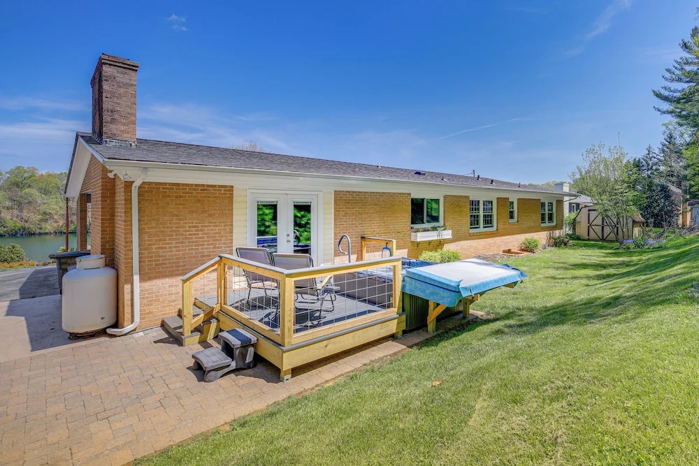Lakefront Kingsport Home w/ Private Hot Tub!