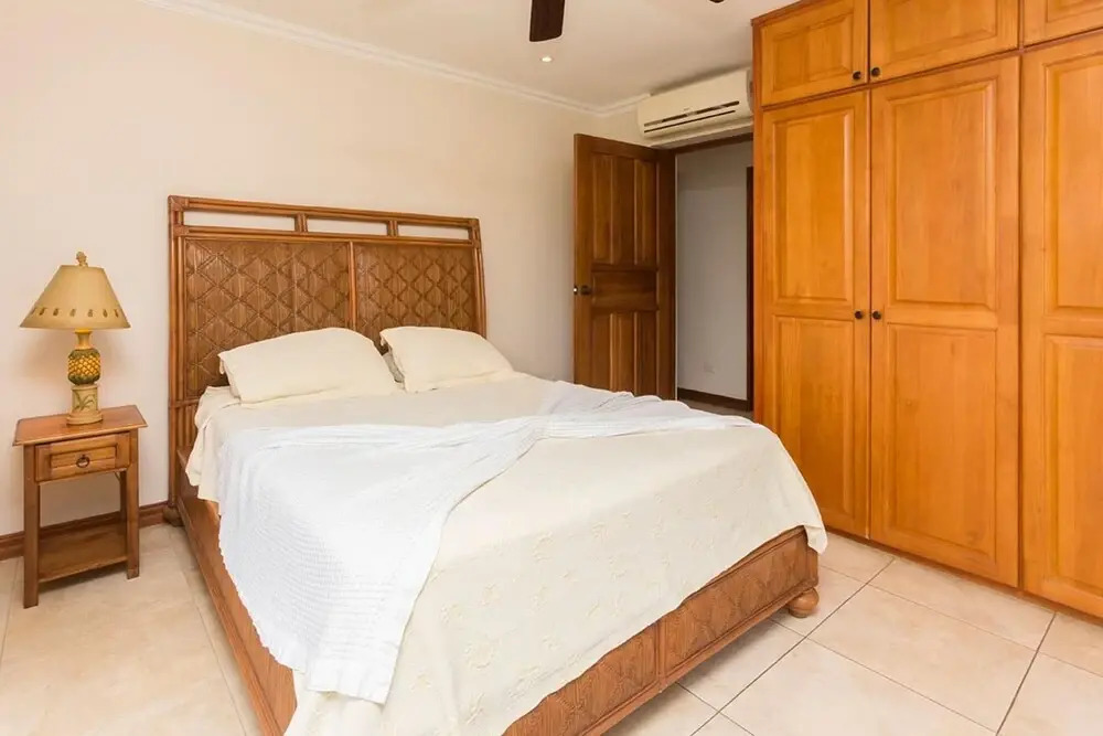 Ocean View Condo - Few minute walk to the beach and restaurants