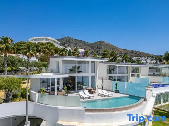 Stunning 4-Bedroom Villa in Benalmádena with Private Pool