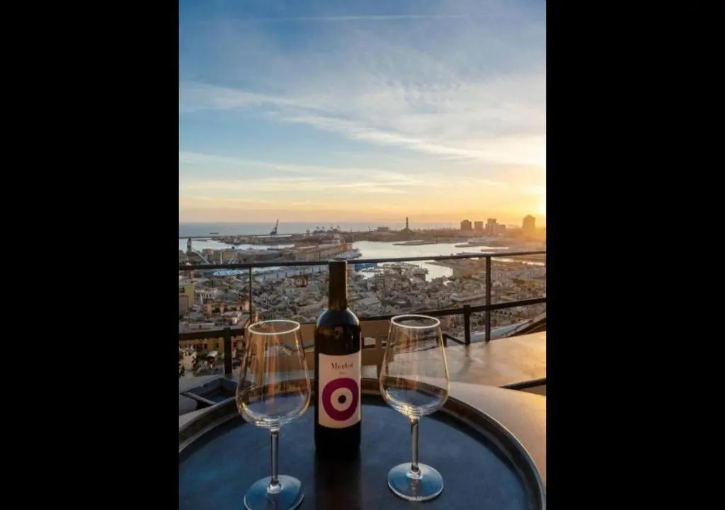 ALTIDO Exclusive Flat for 8, with Stunning City and SeaView