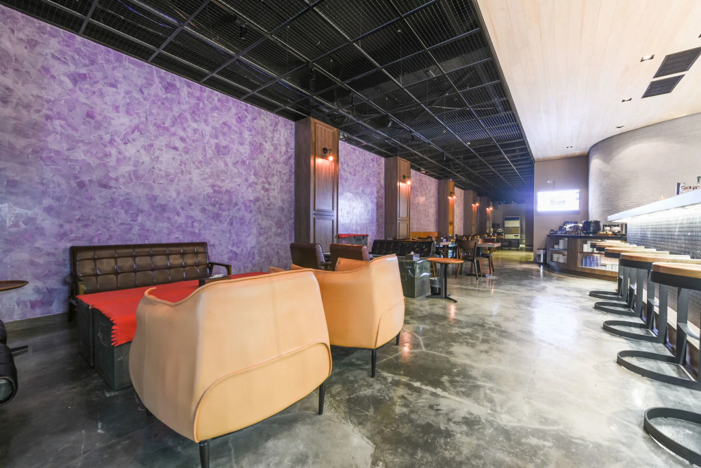 La Hotel-Baseball Theme Hall