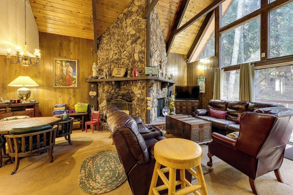 Walk to Lake Arrowhead! All-season Alpine Escape