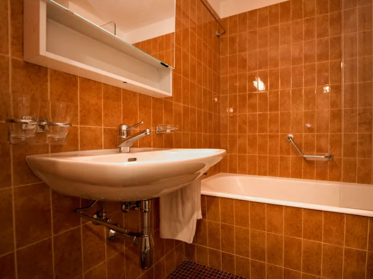 Apartment Chesa Linaria by Interhome
