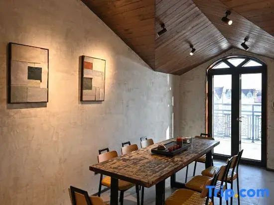 Xushe·Luxury Industrial Style Homestay (Shanghai Pudong New Area Lingang Shanyuan Store)