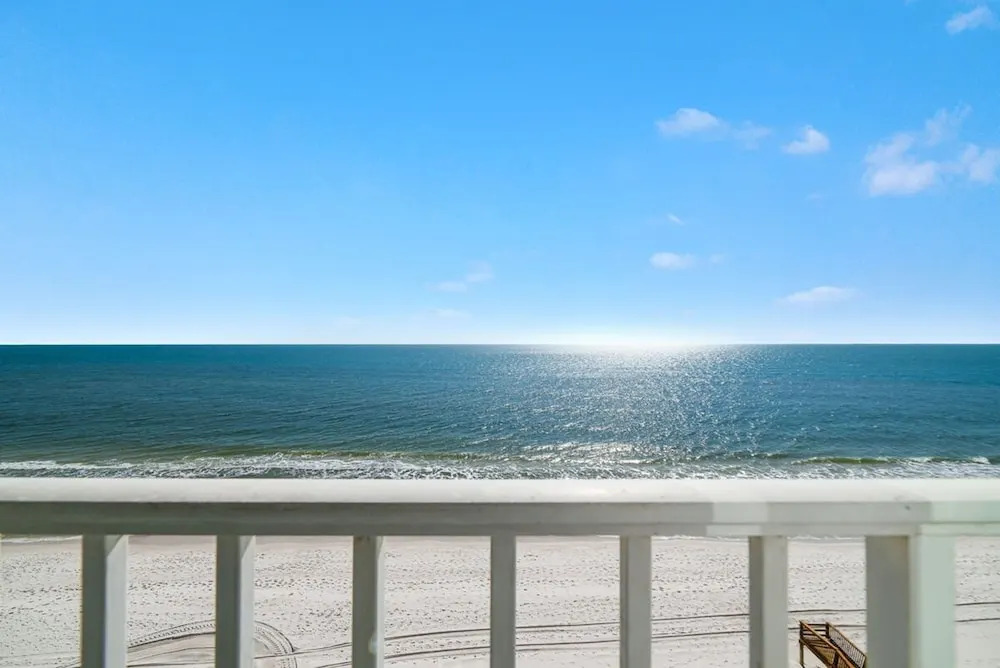 Edgewater 82- Floor to Ceiling Glass Doors 2 Bedrooms low Density Complex