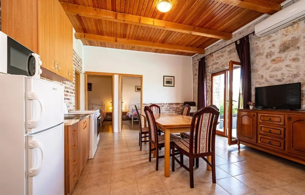 Amazing Home in Lisane Tinjske With 4 Bedrooms, Wifi and Outdoor Swimming Pool