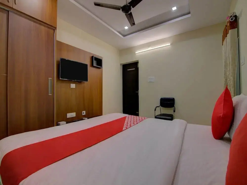 Pramukh Palace by OYO Rooms