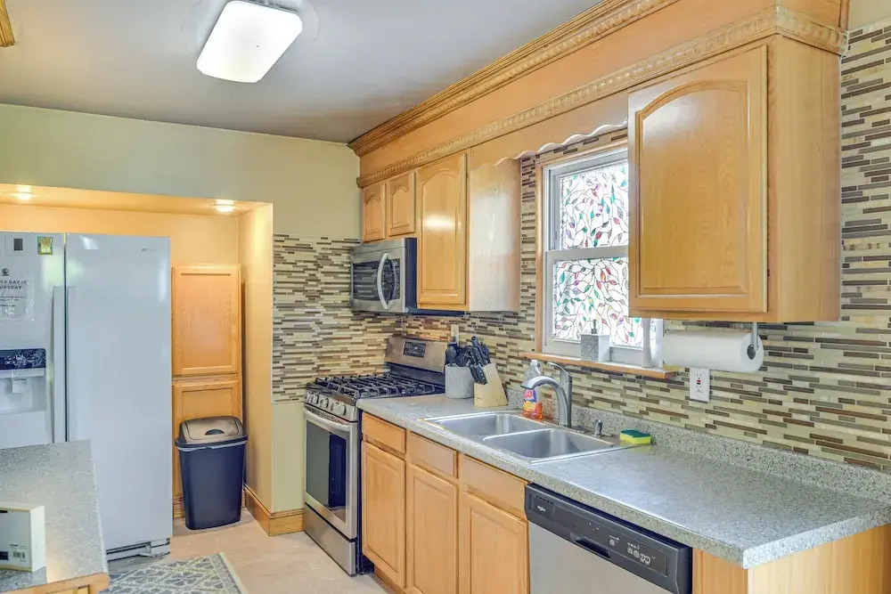 Large Yard & Furnished Deck: Cheektowaga Getaway!