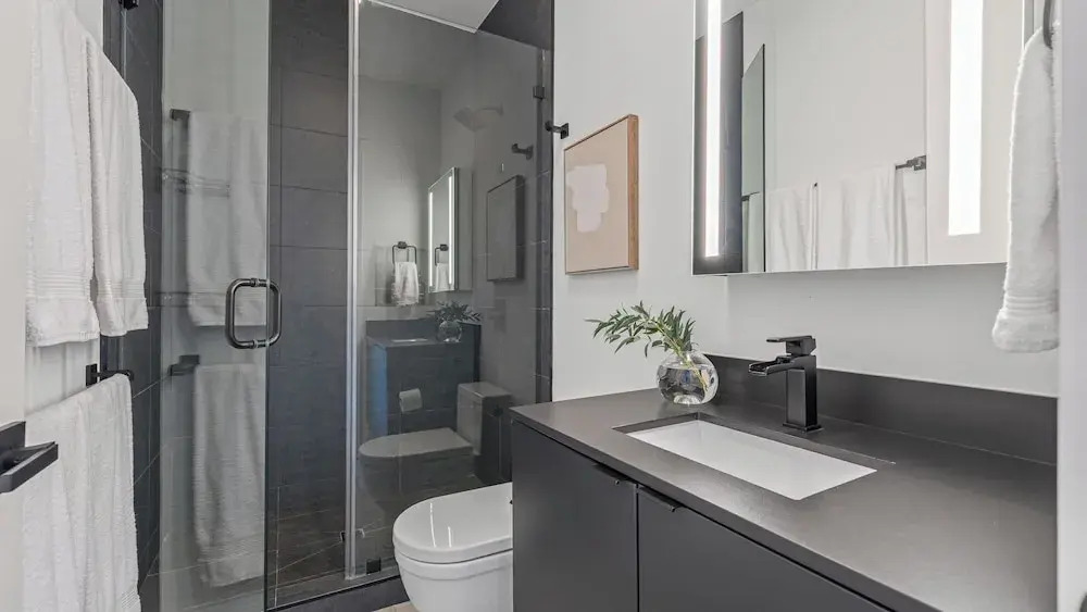 Sleeps 32, Private Compound w/ Putting Green Bouldin Collective by Avantstay