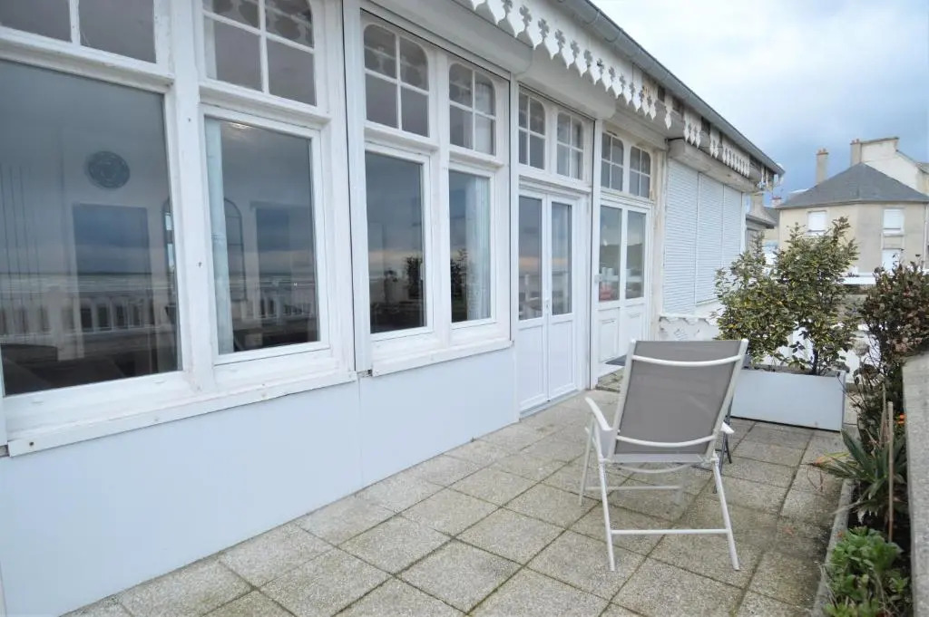 Appartement en front de mer avec terrasse et vue mer