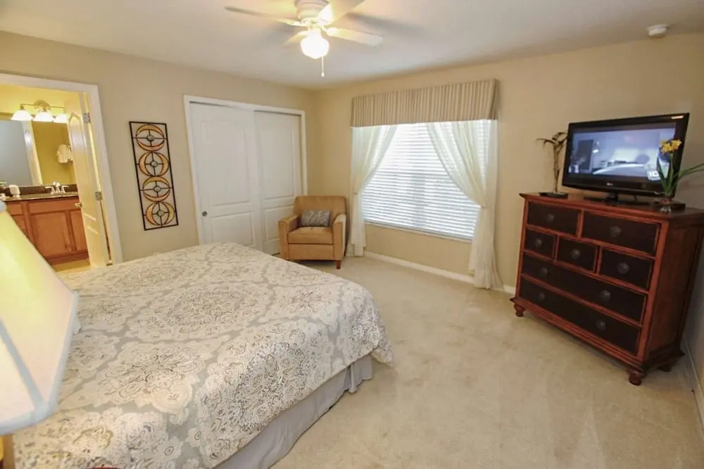 Lovely 4 Bedroom 3 Bath Town Home With Private Pool