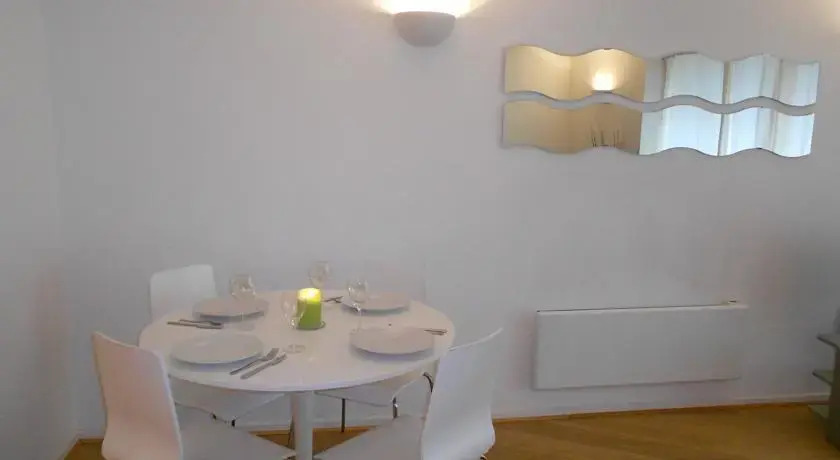 Oasis Apartment Docklands