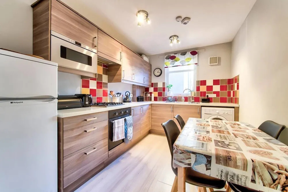 Beautifully Presented Flat, Close To City Centre