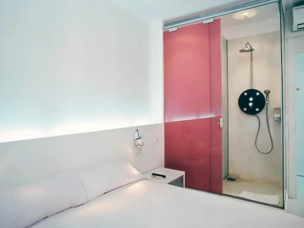 Chic & Basic Tallers Hostal