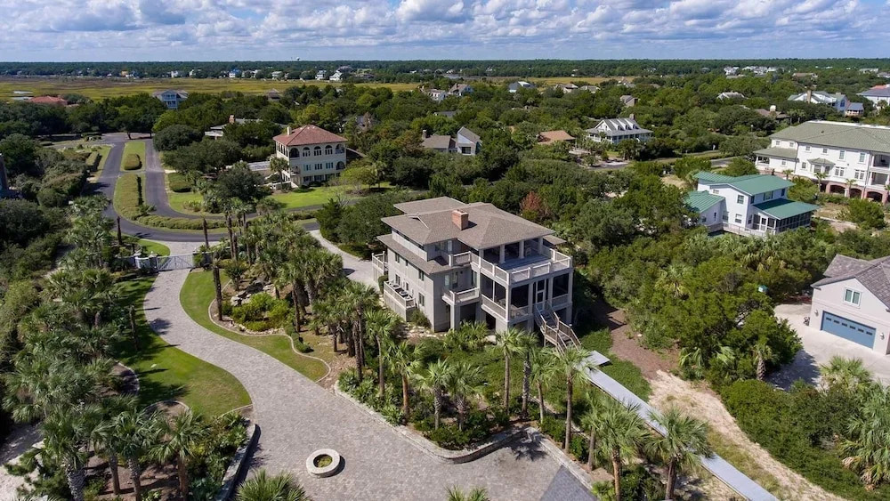 134 Maison Blanche 7 Br Home by RedAwning