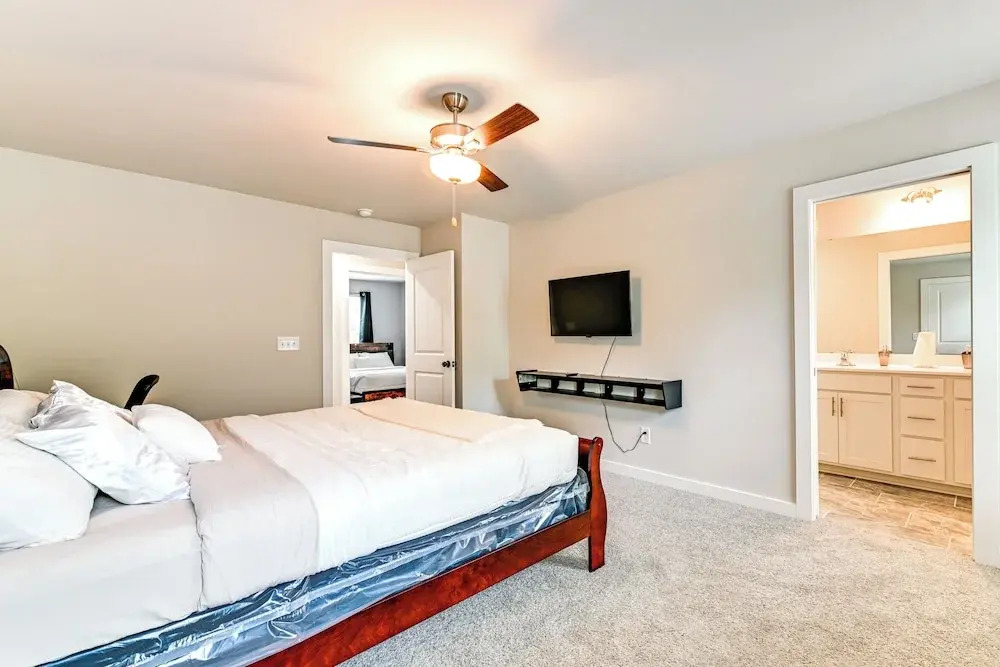 Modern Townhome w/ Yard: 5 Mi to Dtwn Charlotte