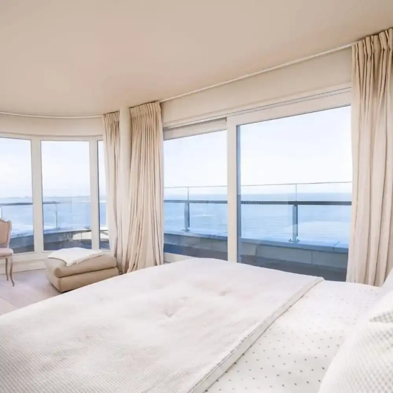 Stunning Penthouse With Free Parking and sea View