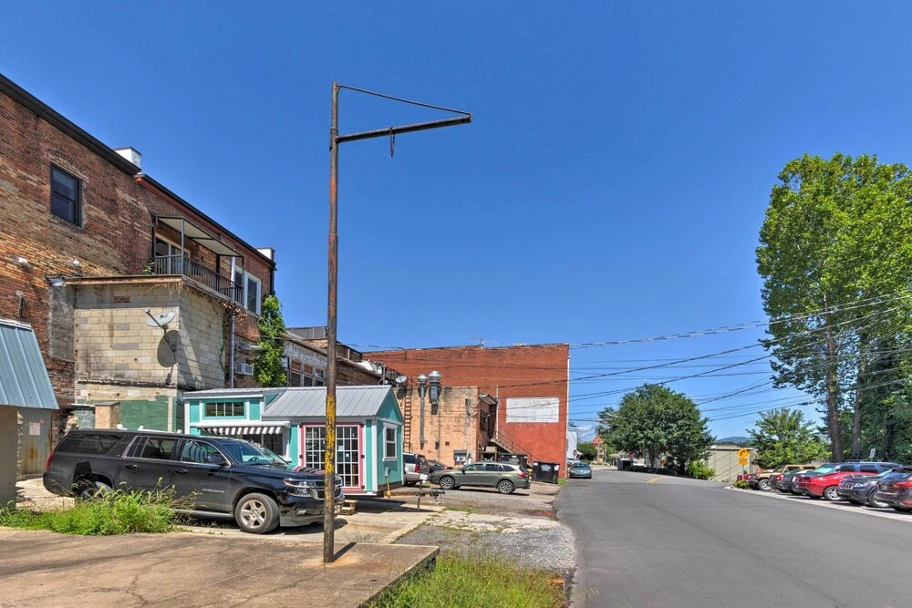 Modern Main St. Apt in Downtown Waynesville!