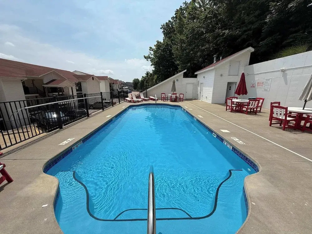 Latibe Retreat Lakefront Condo for 4 w/ Balcony & Pool Access