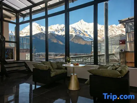 Heshe Qiongxi Beautiful Inn (Shangri-La Dukezong Ancient City Railway Station Branch)