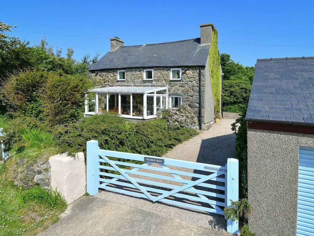 Charming holiday home in Aberdaron with Private Garden