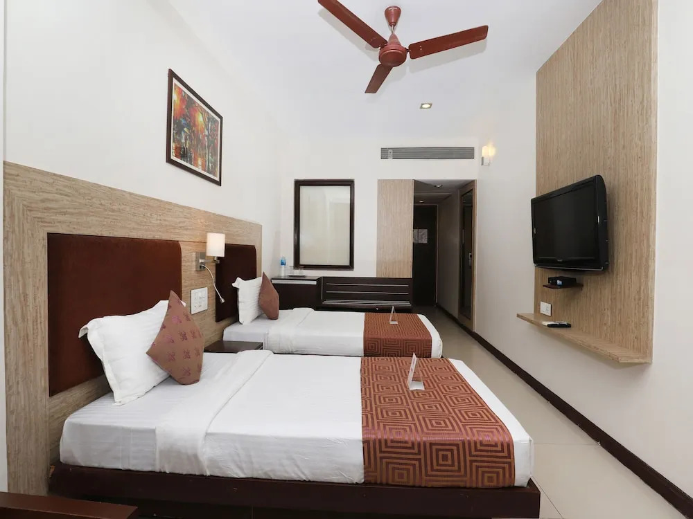 OYO 9677 Hotel Surya