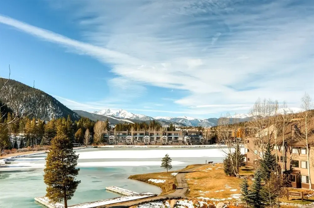 Contemporary 3 Bedroom Condo in West Keystone Along Shuttle to Slopes