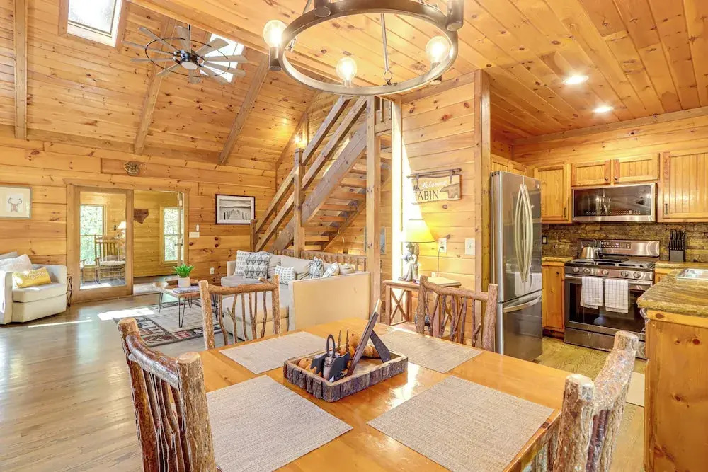 Blue Ridge Cabin w/ Hot Tub, Fire Pit, & Game Room