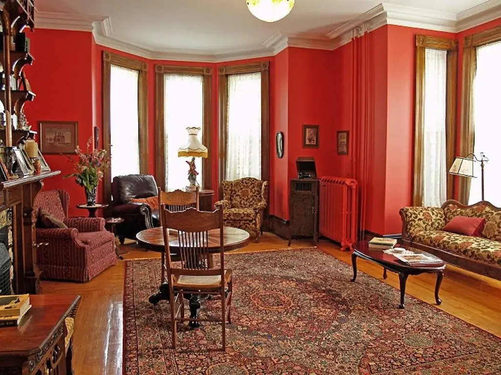 Bread & Roses Inn
