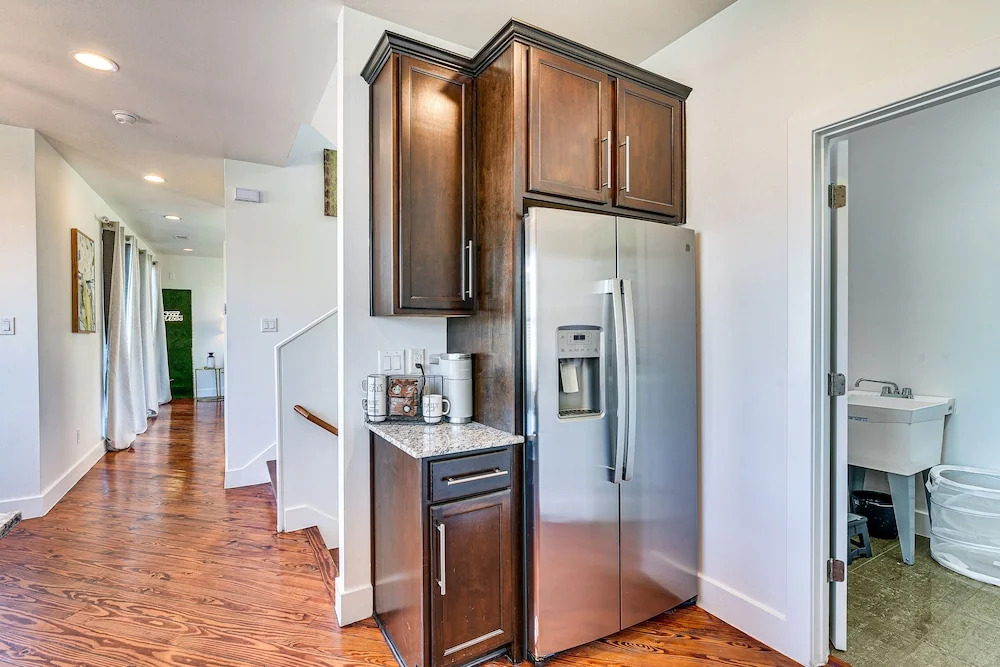 Pet-friendly Houston Townhome: 2 Mi to Downtown