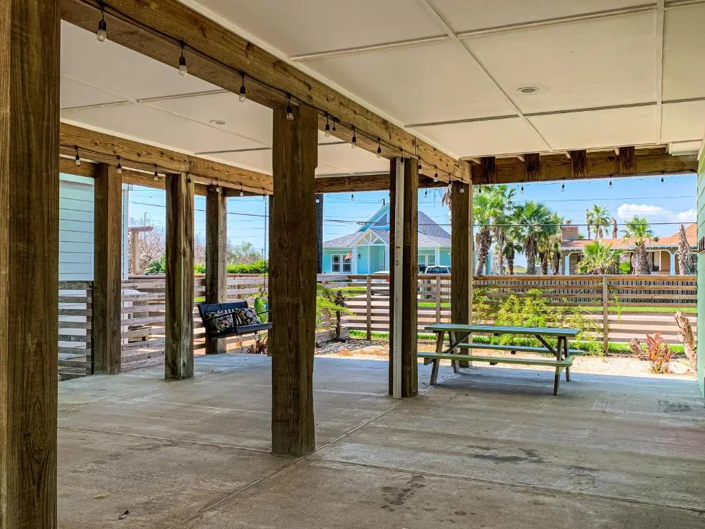 OV2 House on Stilts with Beachy Decor, Near Beach, Balcony Overlooking Private Pond, Shared Pool