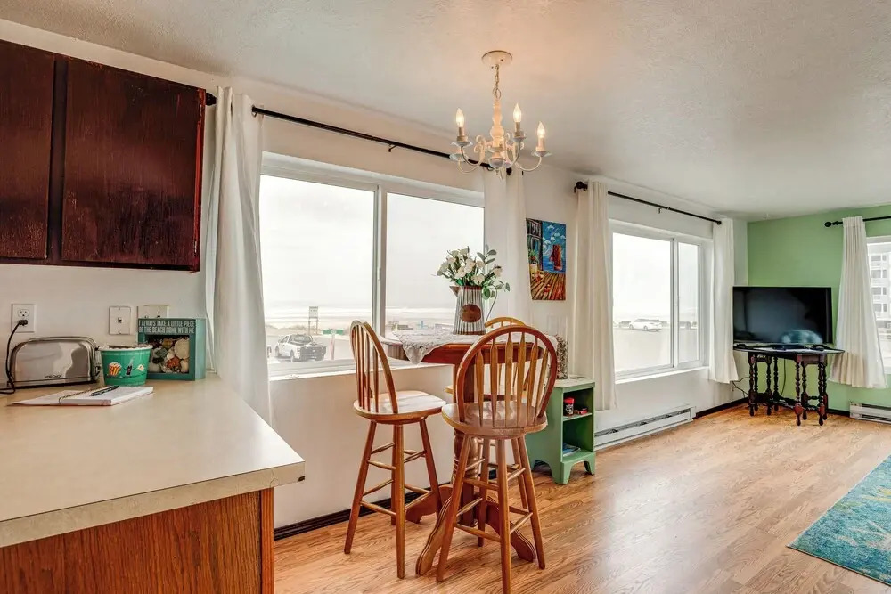 Quaint Rockaway Beach Gem: Walk to Shore!