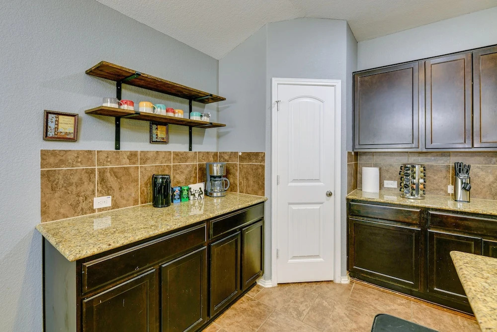 Beautiful San Antonio Home w/ 75" TV & King Bed