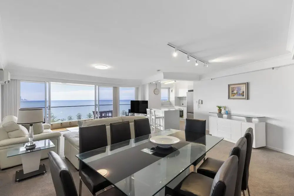 Burleigh Headland 2 Bedroom Stay, just a stones throw from the beach!