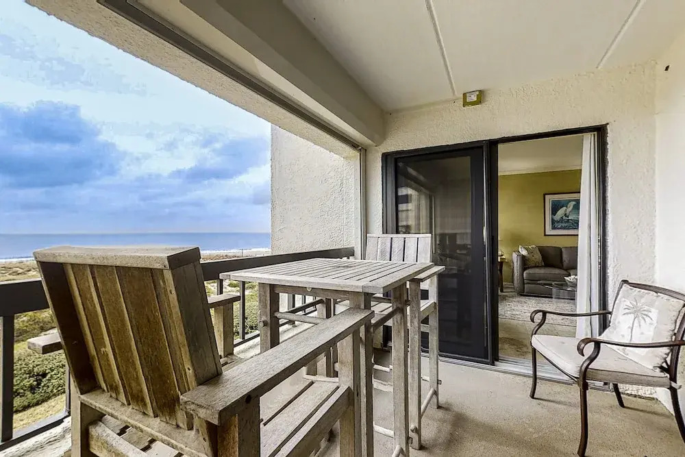 Oceanfront Condo With Pool & Tennis - Balcony, AC, Wifi & Washer/dryer