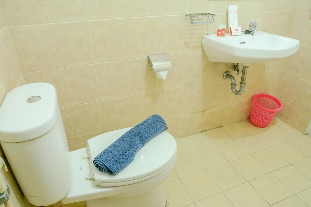 1 Vintage Bedroom at Cosmo Terrace Apartment by Travelio