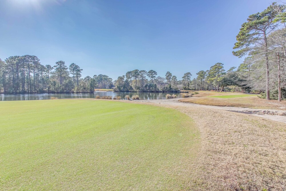 Pawleys Island Condo w/ Screened Porch + Golfing!