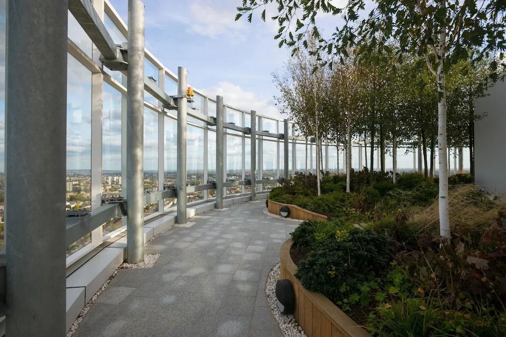 Bright 1 Bedroom Flat with Amazing Rooftop!