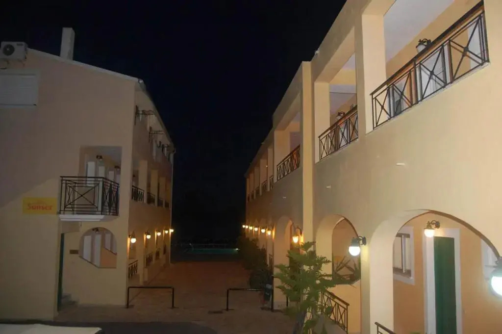 LEMON GROVE Complex
