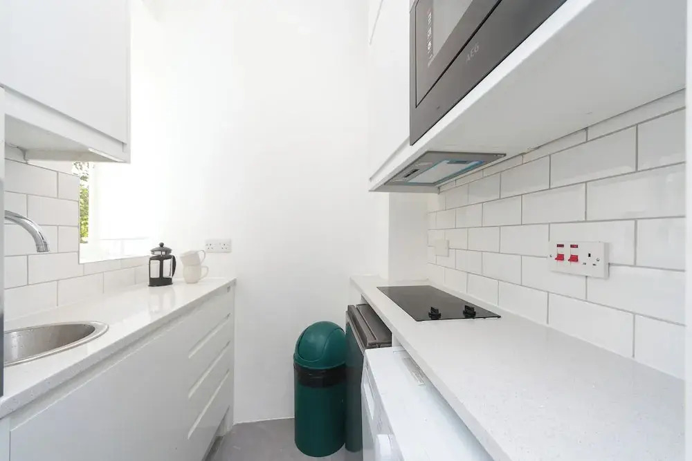 Beautifully Presented Centrally Located Studio apt