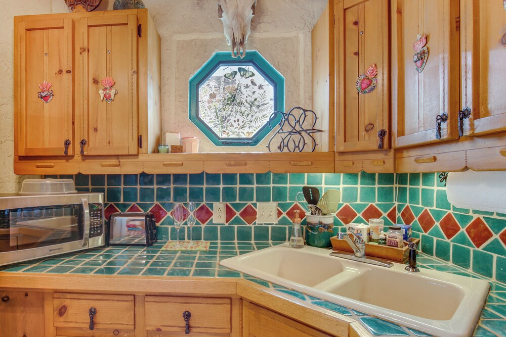 6 Mi to Texas Tech: Studio w/ Shared Pool & Grill