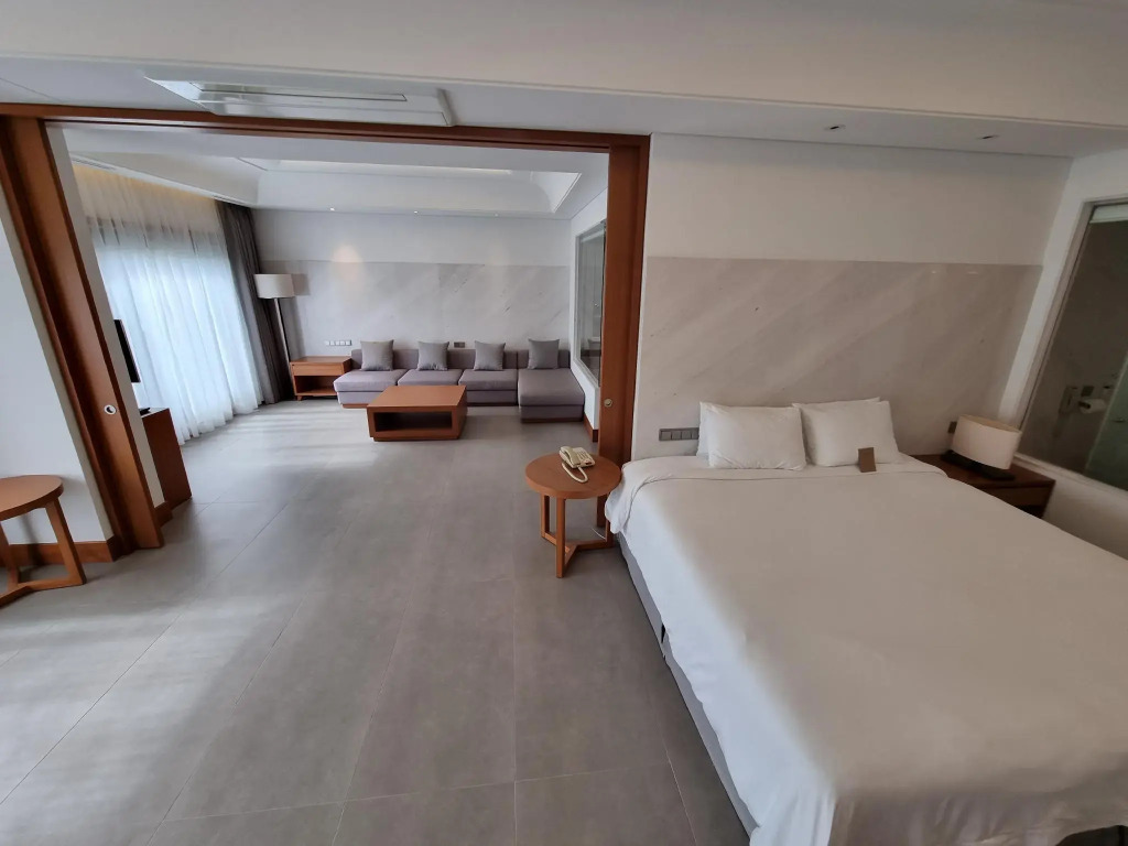 Pinegrove Hotel