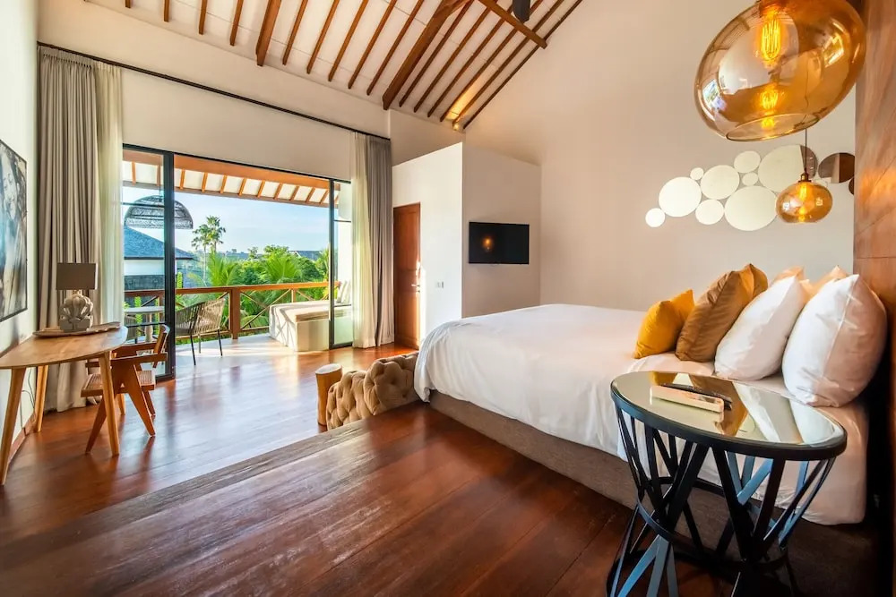 Luxury Private Loft, 2 BR, Canggu With Staff