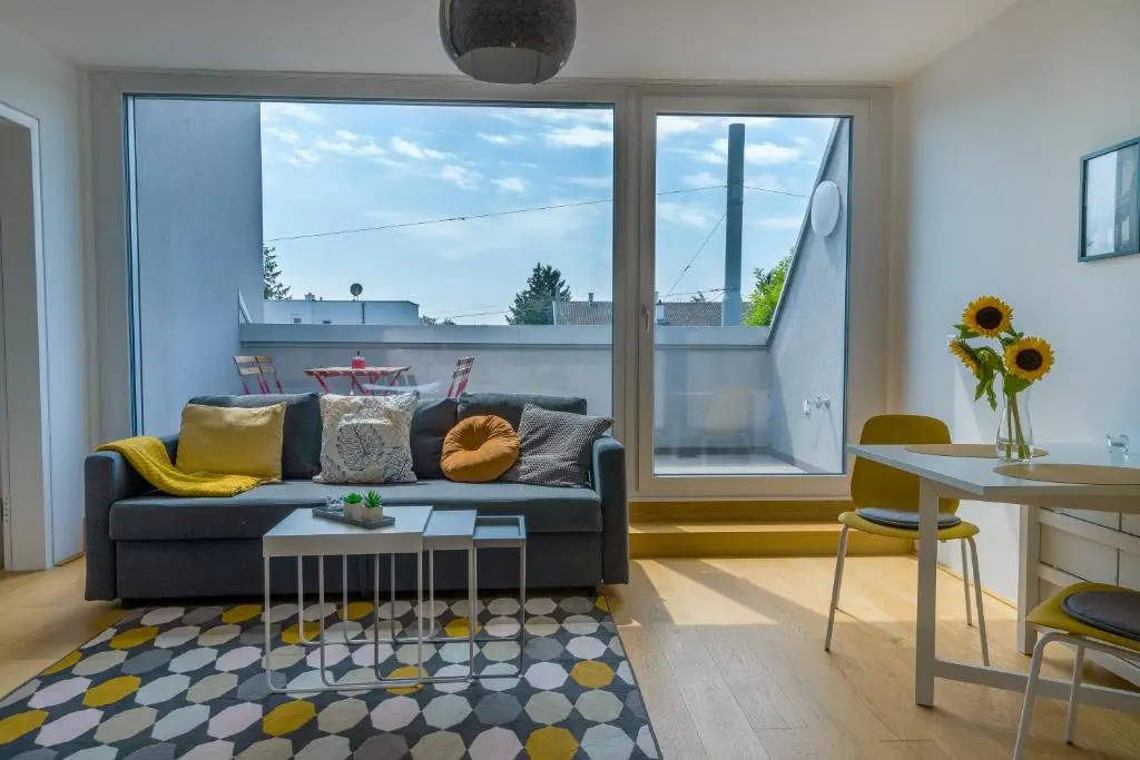 Maureen Lovely 2 Bedroom Unit with Community Pool